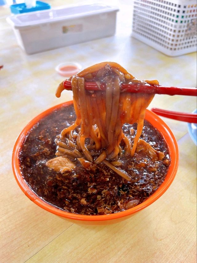 Enjoying Local Thick Black Noodles at Atap-OD Yong Peng