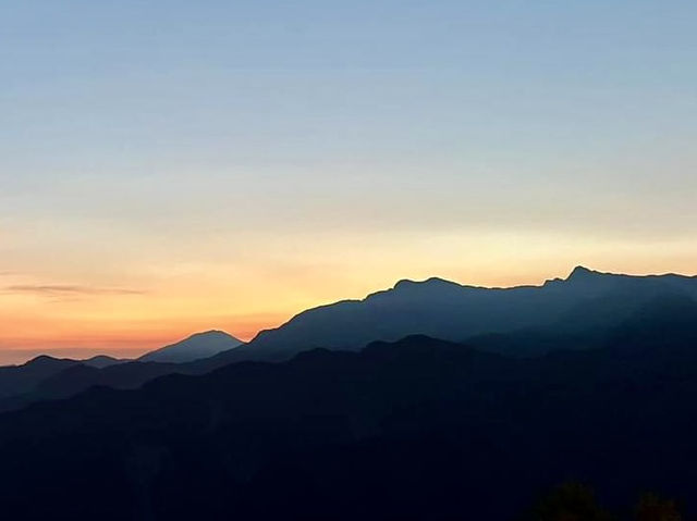 阿里山日山-登上祝山觀日平台，感覺大自然的壯觀