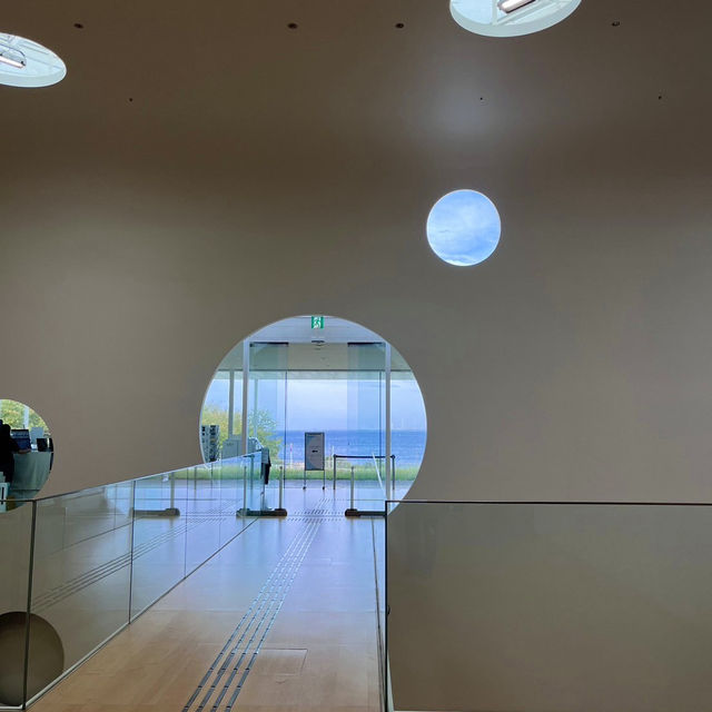 海の横にある美術館
