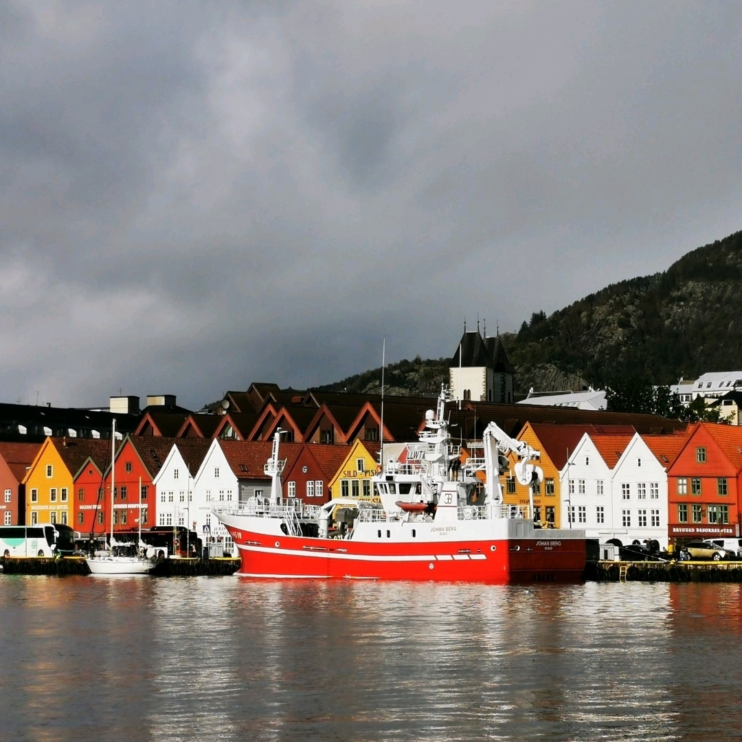 BERGEN ... Na Uy

Bergen là thành phố lớn thứ hai ở Na Uy. Có rất nhiều nơi để tham quan. Cả khu vực thị trấn cũ, mới và khu vực cảng đều là nơi lý tưởng để đi bộ. Có những cửa hàng xếp hàng để khách du lịch có thể đi dạo và mua sắm.

Điểm nổi bật là những ngôi nhà đầy màu sắc nằm dọc theo bờ sông. Đây chính là nét đặc trưng riêng của thành phố này. Đừng quên chụp ảnh nhé.

Ngay bên ngoài thị trấn, chúng ta tìm thấy thác nước Steinsdalsfossen. Nằm bên lề đường Bạn có thể đi bộ lên thác nước. 

 #Nhận giảm giá mà không cần dựa vào may mắn #bergen 