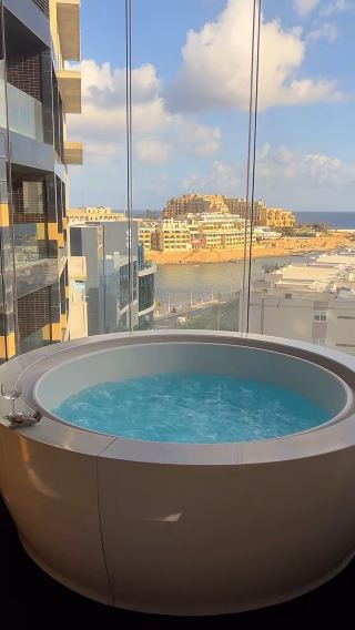 Jacuzzi with a spectacular view!