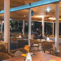 ร้านอาหารบรรยากาศดี ชมโชว์ควงไฟริมหาดไม้ขาว