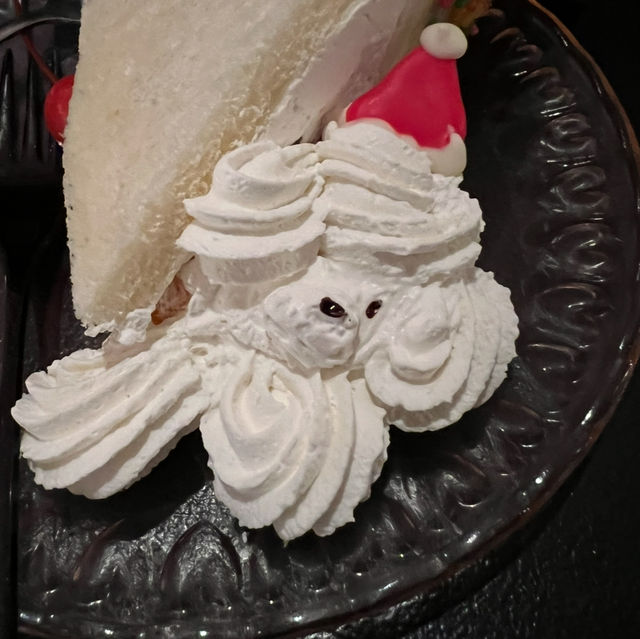 推し色クリームソーダとクリスマス限定フルーツサンド