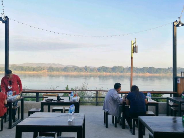 ร้านอาหารเช้า ริมแม่น้ำโขง ที่เชียงคาน ร้านเจอเลย