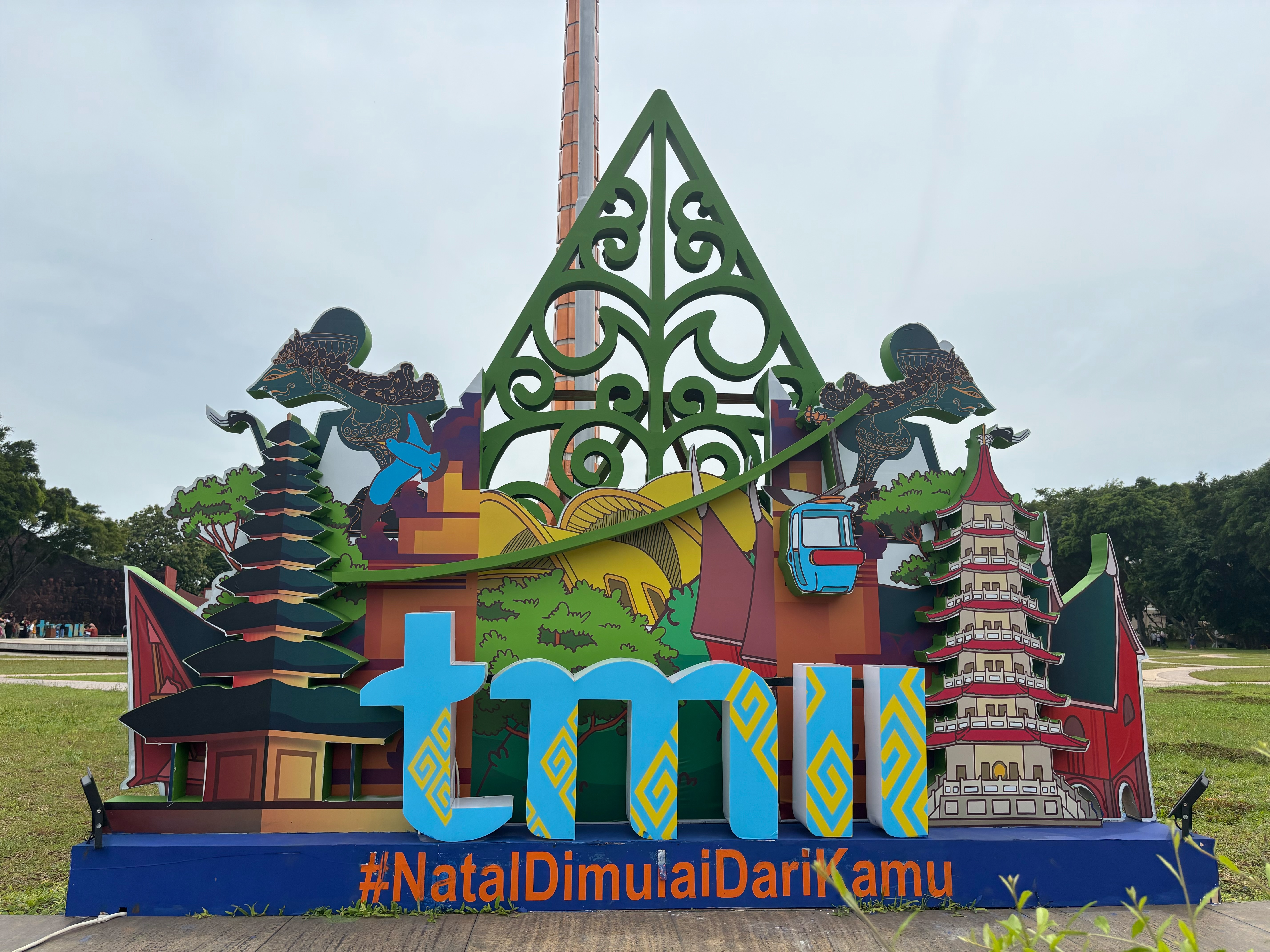 I visited this place for the first time on my trip to Jakarta.
It took about 40 minutes by Grab from the city center to get there.

The park is quite large, so if you want to explore it thoroughly, you should allow at least half a day for it.
There are many attractions, including a zoo, aquarium, art museum, and Balinese-style buildings.

Tickets can be purchased at the entrance, but cash payments are not accepted, and it is recommended to purchase tickets online in advance to ensure smooth entry.
In addition, tickets must be purchased separately at the entrance to each facility (ranging from IDR 10,000 to 100,000).

The park was very crowded with locals.
I walked everywhere, so it was a good workout, but it seems that bicycles and carts are also available for rental, so you may want to use those.
It was very hot, so I bought water frequently from vending machines and shops to stay hydrated.

There is a beautiful souvenir shop near the entrance, so you can look for something to commemorate the occasion.
If you come to Jakarta, it would be worth planning this as one of your tourist spots.

You can enjoy the culture of Indonesia, including traditional buildings, batik, the national animal Komodo dragon, cannons and castles.
It is very satisfying, and I think it is also worth visiting for a walk or picnic on the weekend.
#trip