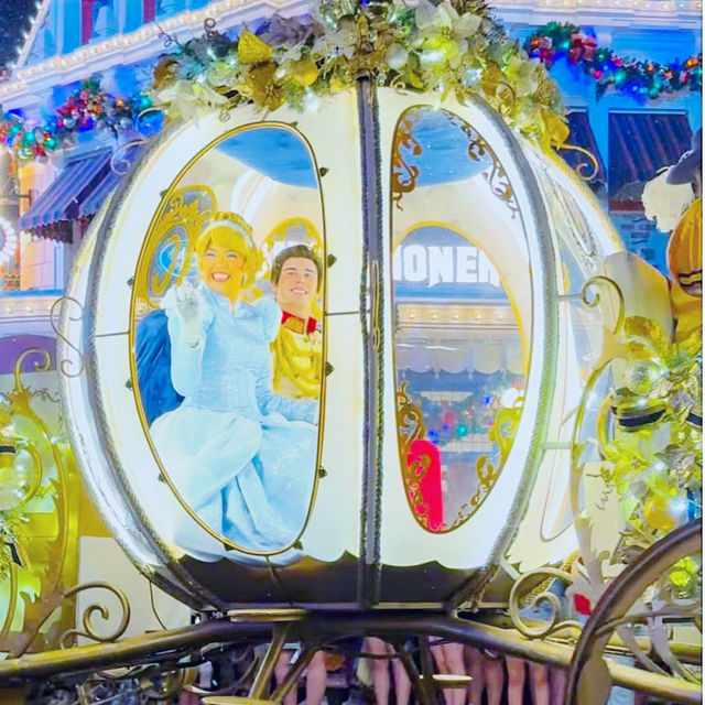 Magical: Christmas season with Disney’s Holiday Parade at Magic Kingdom Orlando 🇺🇸