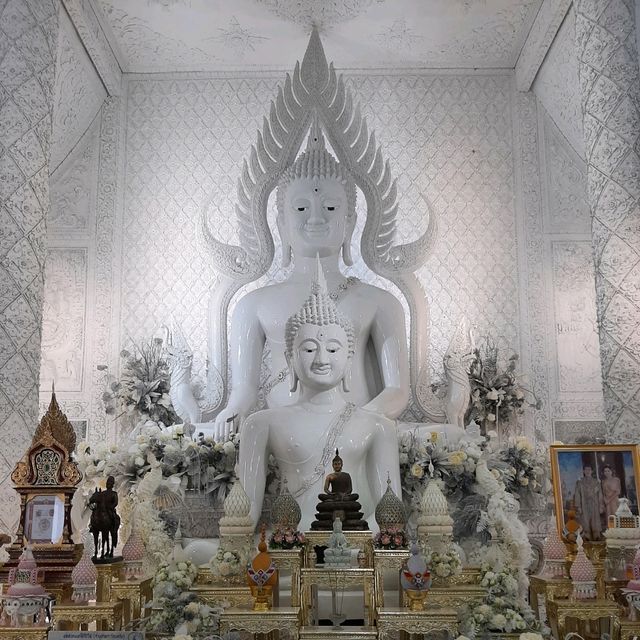 สักการะองค์พระโพธิสัตว์เจ้าแม่กวนอิม
