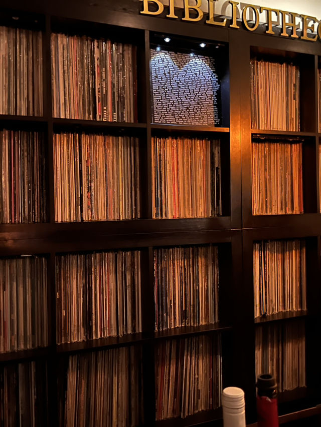 【沖縄】レコードに囲まれたオシャレなBAR🔈