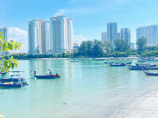 馬來西亞檳城當地著名景點推薦：Hompton by the Beach Penang，適合拍照海邊放鬆親子遊。