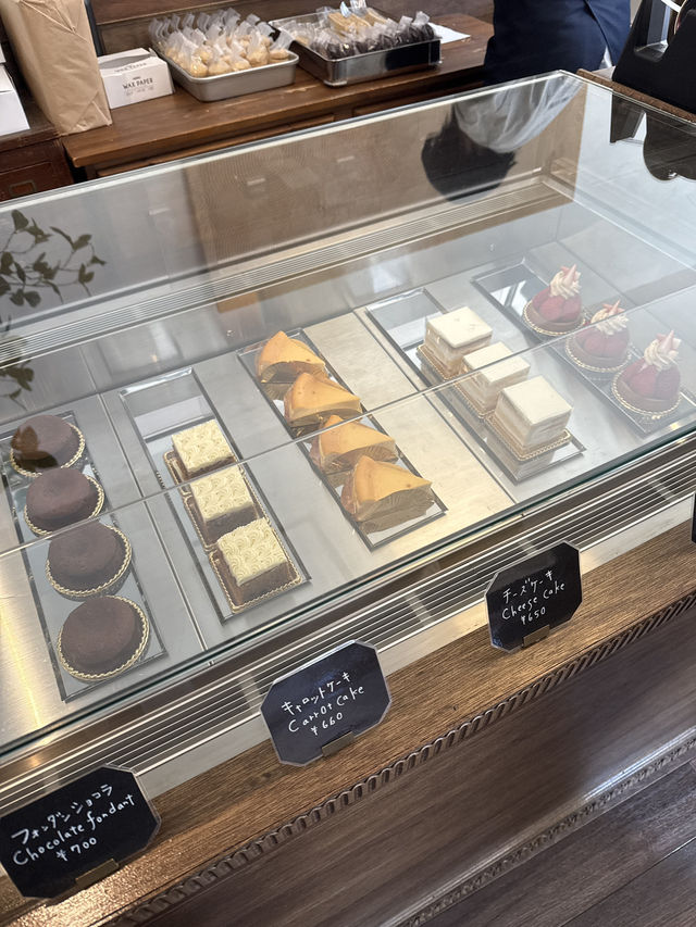 Chill Vibes and Delicious Sweets at "From Afar" Café in Higashimukojima🍓
