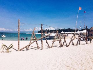 Tropical Bliss at Lakawon Island: Sun, Sand & the TawHai Floating Bar