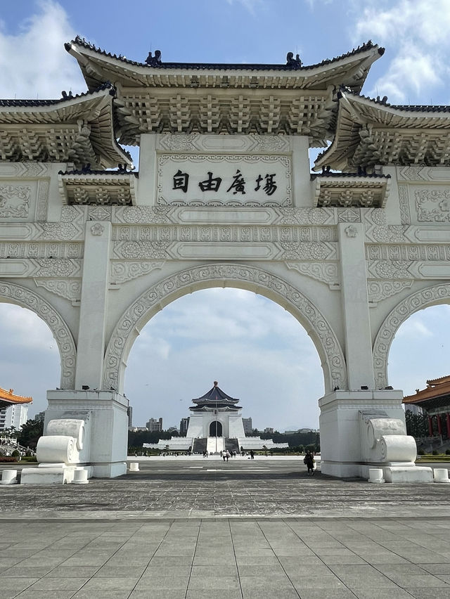 Guide to Visiting Chiang Kai-shek Memorial Hall 🏛️