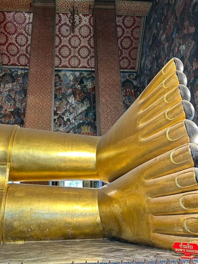 Awesome & Beautiful Reclining Buddha at Wat Pho! 🇹🇭