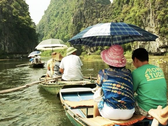 ล่องเรือกลางหุบเขา สัมผัสเสน่ห์ธรรมชาติที่ Tam Coc