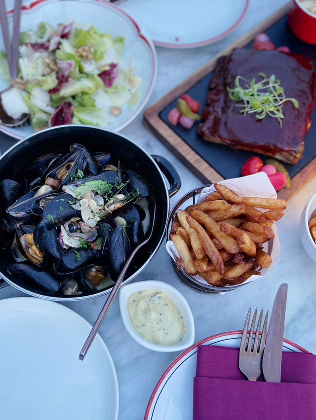 ร้านอาหารเบลเยี่ยม บน Rooftop bar ชั้น 32 