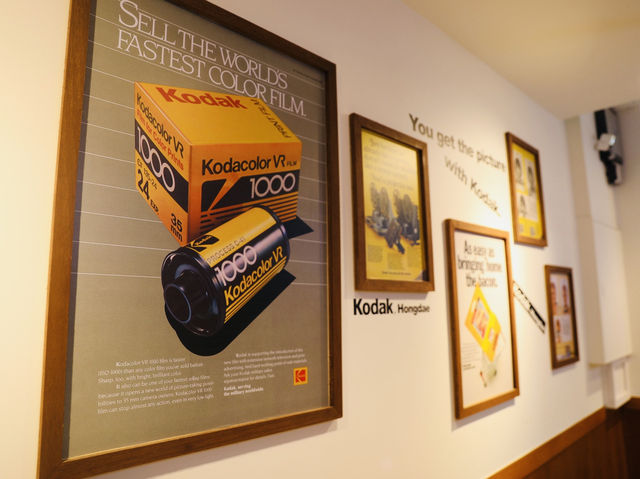 弘大街頭的黃紅驚喜：Kodak 人生四格初體驗連背景都自帶復古感✨Kodak 弘大人生四格店太美了！弘大最吸睛人生四格就在這！