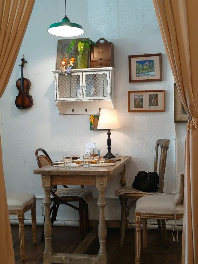 Vintage Vibes at Khing Café!