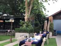 川を彩る素敵な料理🍽️🥂と風景🏞️と生演奏🎷🎸