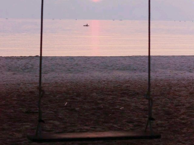 หาดสามร้อยยอดโดดเด่นด้วยทิวทัศน์ที่งดงาม เขาหินปูน