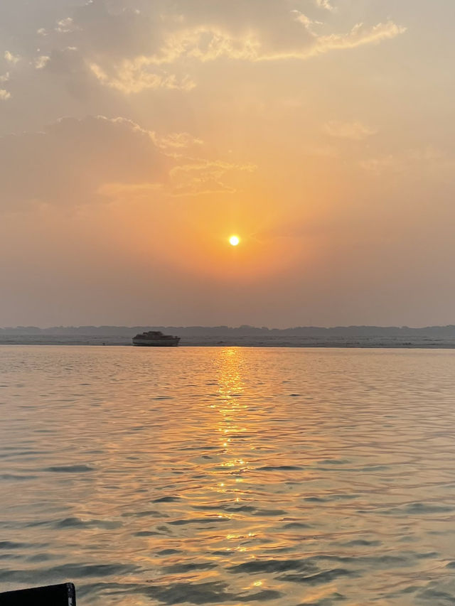 【インド】ガンジス川を訪れよう🌅 美味しいラッシー店も紹介！✨
