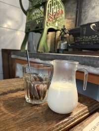 Kafe Kleptokrat with Stunning Swimming Pool and Greenery