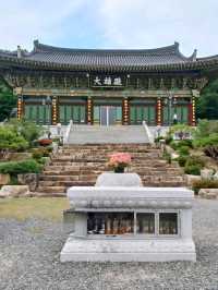 고요한 숲길 따라 만나는 단아한 사찰
