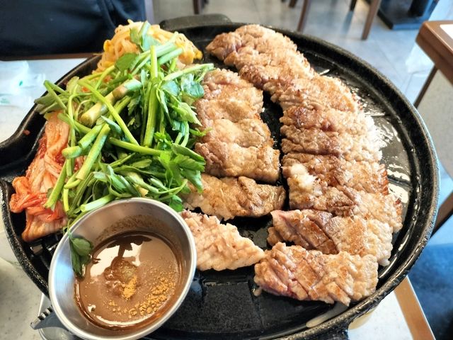 東大門の近くにあるミナリ（セリ）サムギョプサルのお店