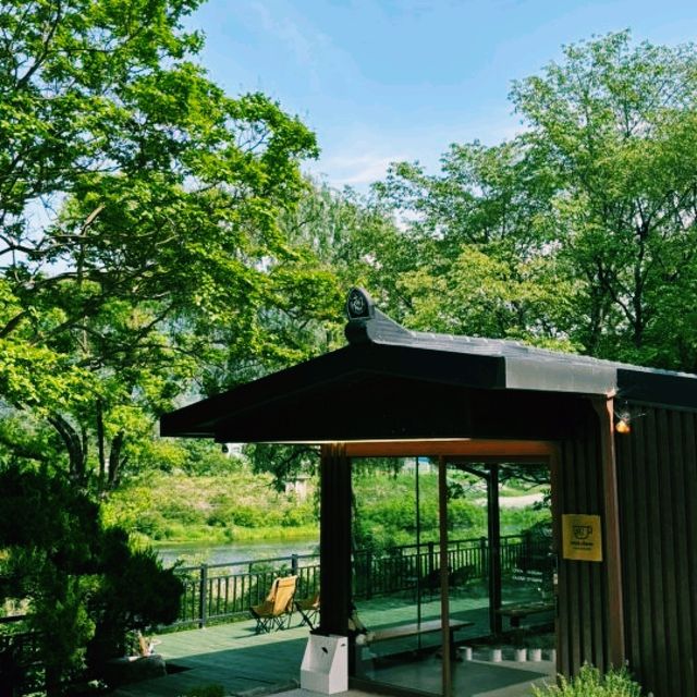 밀양 녹천카페 – 숲과 저수지에 둘러싸인 힐링 스폿 🌿