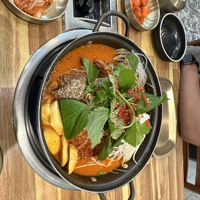 🔥「深夜不打烊，美味驚爆！濟州島24小時土豆排骨湯懸浮你味蕾！」 