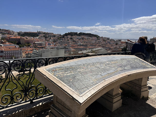【サン・ペドロ・デ・アルカンタラ展望台（Miradouro de São Pedro de Alcântara）】