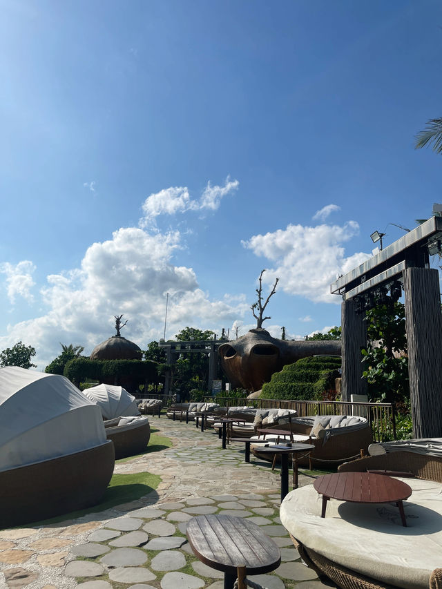 Luna Beach Club in Bali