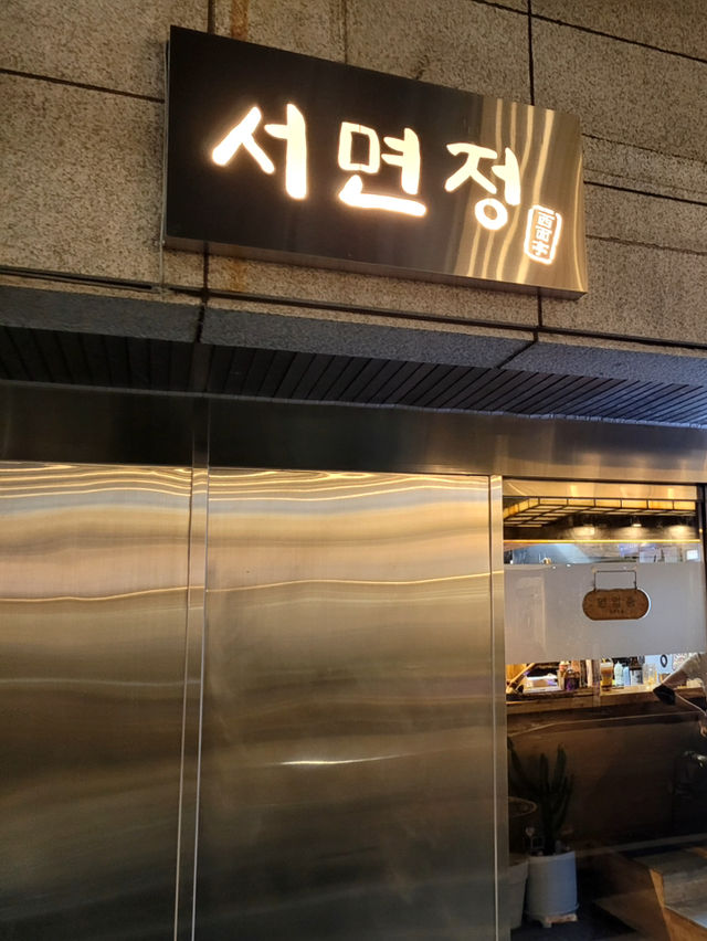 좋은 음식과 술은 사람을 기쁘게 합니다.