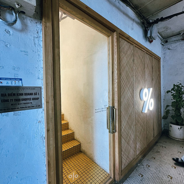 คาเฟ่ในตึกใหญ่ย่านโฮจิมินห์ The Cafe Apartments