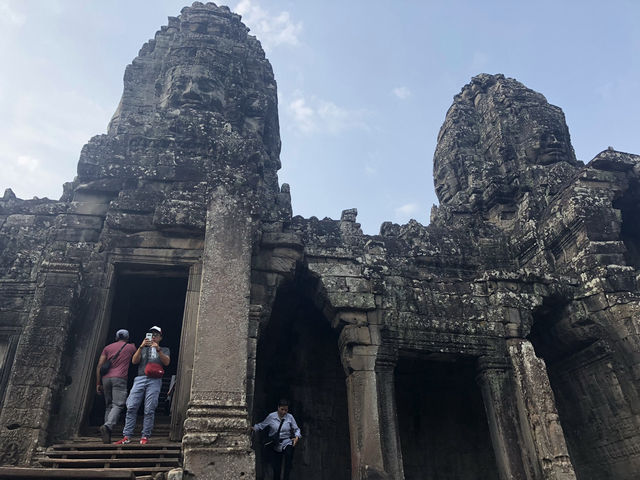 【アンコール・トム｜カンボジア・シェムリアップ 「石の顔に見つめられる古代都市。王の都の圧倒的スケール」】