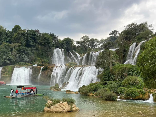 🌊 Detian Transnational Waterfall (德天跨国大瀑布) – A Natural Wonder Shared by Two Nations! 🌊 Detian Transnational Waterfall (德天跨国大瀑布) – A Natural Wonder Shared by Two Nations!