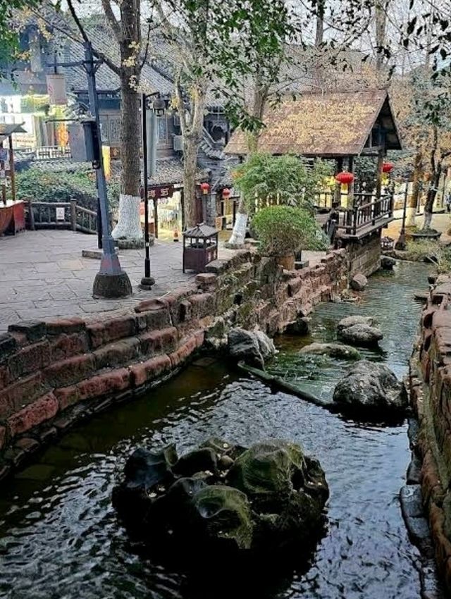 Huanglongxi Ancient Town มีอายุมากกว่า 1,700 ปี