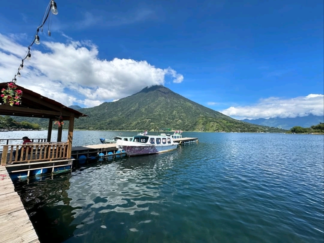 สัมผัสความงามอันน่าทึ่งของ Lago de Atitlan