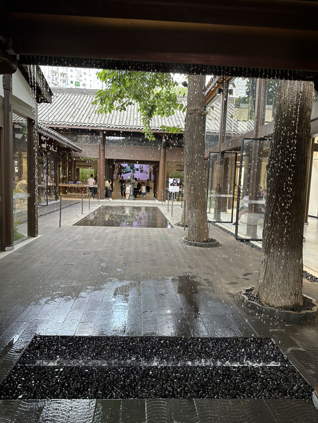Chengdu’s Kuan Zhai Alley: Where History Meets Modern Buzz