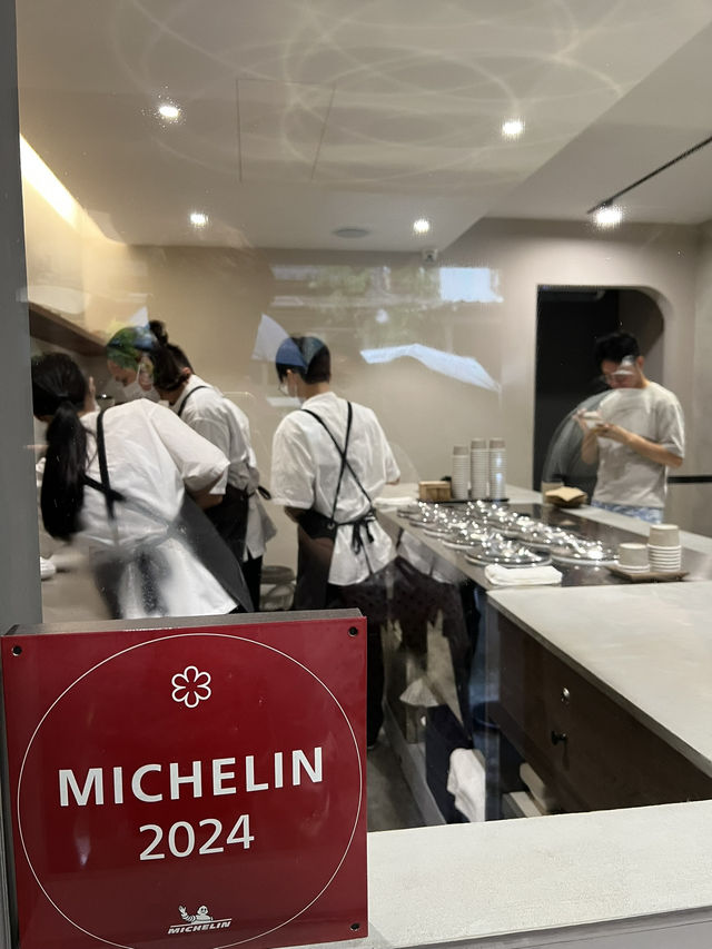 台中｜MINIMAL 冰淇淋——全世界第一間摘下米其林一星的「冰店」：把一杯冰做成一場專注的演出 🍨⭐️
