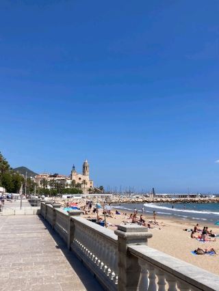 シッチェス：歴史、芸術、そしてビーチ