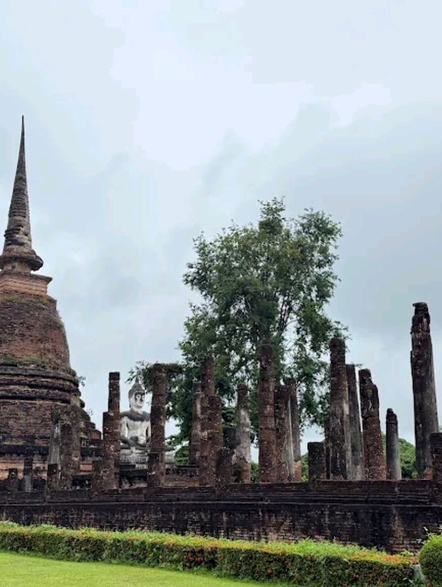 วัดสระศรี - วัดตั้งอยู่กลางสระน้ำ