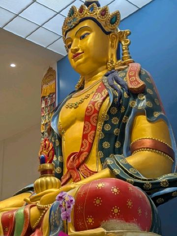 마이어스 플랫에 방문하세요. 솔직히 말해서, 평화와 영적인 분위기를 좋아하신다면, 자비의 대탑(Great Stupa of Universal Compassion)을 버킷 리스트에 꼭 추가해야 합니다! 🌸🧘 벤디고 바로 외곽에 위치한 이곳은 진정한 선(禪)의 경지에 시각적인 즐거움까지 더해줍니다. 숲으로 둘러싸인 크고 화려한 사리탑과 명상의 웅웅거림을 상상해 보세요.

꼭 봐야 할 곳:
자비의 대탑
📍 주소: 75JQ+5G, 25 Sandhurst Town Rd, Myers Flat VIC 3556, Australia
⏰ 영업 시간:
월-금: 09:00-16:45
토-일: 10:30-16:45

내부에는 아름다운 불교 유물, 조용하고 작은 정원, 그리고 독특한 기념품을 살 수 있는 기념품 가게가 있습니다. 제 팁은? 카페에서 차를 마시며 고요한 분위기를 만끽해 보세요. 고요함이 감도는 이곳은 머리를 맑게 하기에 더할 나위 없이 좋습니다. 카메라도 환영합니다. 멋진 사리탑과 고요한 풍경을 사진으로 남기고 싶다면 하나 가져가세요!

교통편:
마이어스 플랫은 차로 여행하는 것이 가장 좋습니다(유연성이 가장 중요하죠). 하지만 벤디고에서 출발하는 시내버스를 이용하면 근처에 내려줄 수도 있습니다. 스투파(The Stupa) 주차는 간편하고 완전 무료입니다.

식사 및 음료:
작은 카페도 놓치지 마세요. 야채 사모사와 차이 라떼로 마음을 달래보세요. 오래 머무른다면 벤디고의 맛집들을 차로 15분 거리에 있으니 꼭 확인해 보세요.

핵심 팁:
호주인은 비자가 필요 없지만, 해외 방문객은 다시 한번 확인해 보세요! 가장 좋은 계절은 가을입니다. 시원하지만 너무 춥지 않아서 햇살이 가득해 산책과 사진 촬영에 좋습니다. 모든 가판대가 카드를 받지 않으니 현금을 지참하세요!

#MyersFlatPeace #GreatStupa #VictoriaTrips