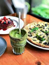 JB Foodie Guide: Coffee, Comfort & Charm at Fifty Trees. ☕🥗🍗🫑🍟🍰🫛🧁🍝🍕🥃