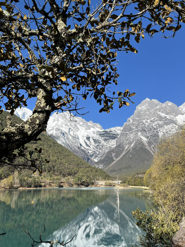 Blue Moon Valley : Turquoise Water & Snow Peaks!