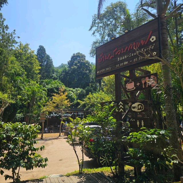 บ้านสวนกาแฟ ร้านอาหาร และกาแฟ ริมลำธาร