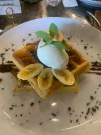 A QUAINT LITTLE CAFÉ WITH DELICIOUS RED VELVET PANCAKES.