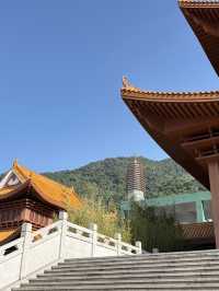 山丘環抱下的寧靜寺廟  