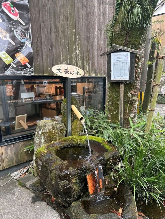 阿蘇神社門前町商店街喝一口泉水 阿蘇神社門前町商店街喝一口泉水