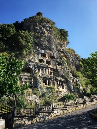 **フェティエの古代墓：歴史と空が交差する場所** 。