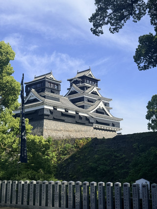 One day city walk in Kumamoto 🏯🐻🇯🇵
A slow and relaxing day exploring the city streets, local food, and hunting for Kumamon everywhere 😂
Highlights:
🏯 Visited the famous Kumamoto Castle — one of the most impressive castles in Japan
🐻 Find Kumamon statues, signs, and souvenirs around the city
🚶♂️ Easy city walk with shopping streets and cafes nearby
🍜 Enjoy local Kumamoto ramen and snacks
Useful tips:
· Best explored by walking + tram 🚋
· Castle area is huge, prepare comfortable shoes
· Come earlier if you want nicer photos with fewer people
· Shopping arcades nearby are great for food and souvenirs
Kumamoto has a very calm city vibe compared to bigger cities in Japan ✨
#Kumamoto #KumamotoCastle #Kumamon #JapanTravel #Kyushu #熊本 #JapanTrip #VisitJapan #TravelJapan